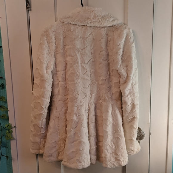 Super soft faux fur button jacket - Picture 2 of 5